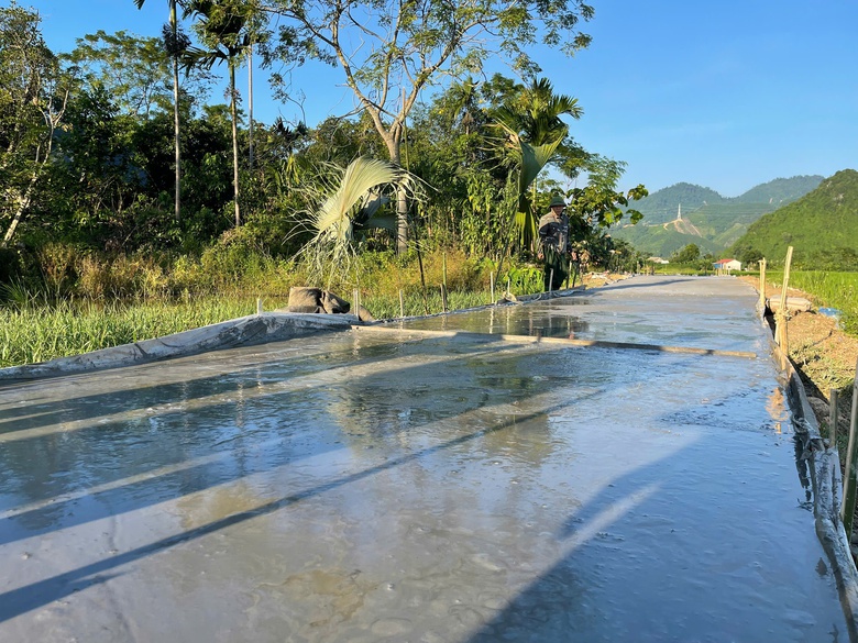 Chung sức chung l&ograve;ng ki&ecirc;n cố h&oacute;a đường b&ecirc; t&ocirc;ng ở L&agrave;o Cai- Ảnh 4.