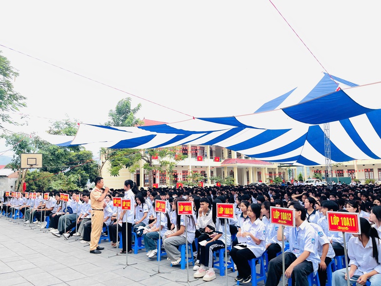 Cảnh s&aacute;t giao th&ocirc;ng Sơn La giữ an to&agrave;n cho học tr&ograve; từ ng&agrave;y đầu năm học mới- Ảnh 9.