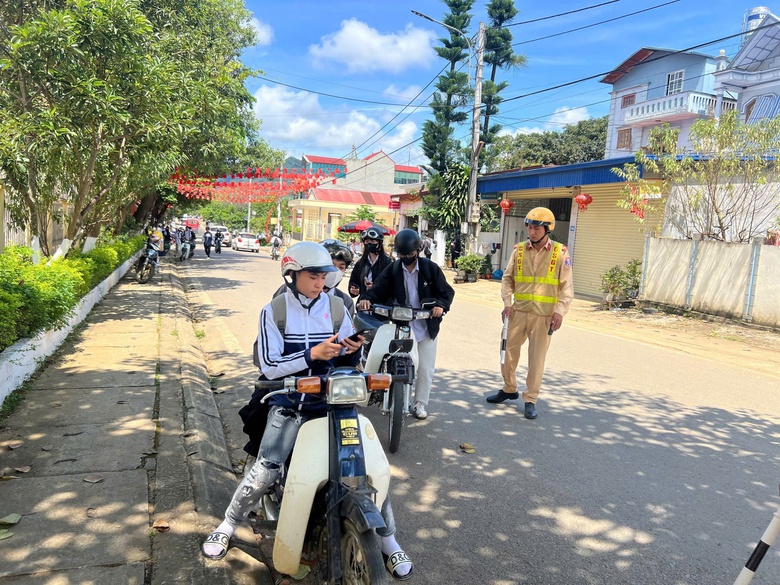 Cảnh s&aacute;t giao th&ocirc;ng Sơn La giữ an to&agrave;n cho học tr&ograve; từ ng&agrave;y đầu năm học mới- Ảnh 6.
