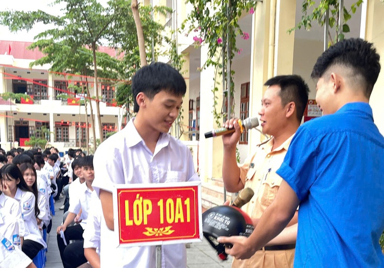 Cảnh s&aacute;t giao th&ocirc;ng Sơn La giữ an to&agrave;n cho học tr&ograve; từ ng&agrave;y đầu năm học mới- Ảnh 12.