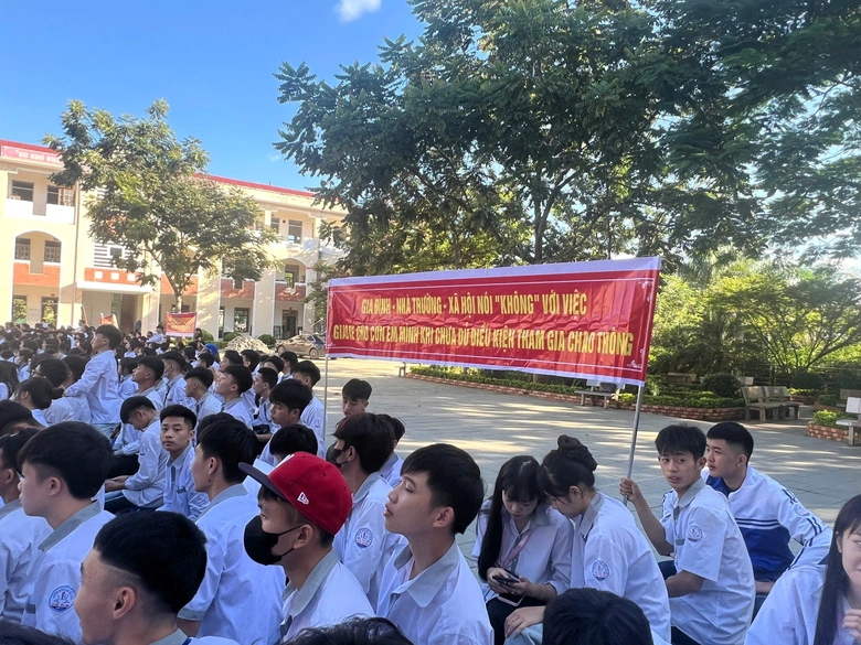 Cảnh s&aacute;t giao th&ocirc;ng Sơn La giữ an to&agrave;n cho học tr&ograve; từ ng&agrave;y đầu năm học mới- Ảnh 1.