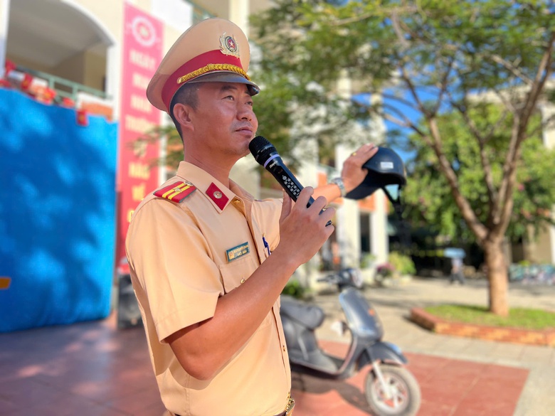 Cảnh s&aacute;t giao th&ocirc;ng Sơn La giữ an to&agrave;n cho học tr&ograve; từ ng&agrave;y đầu năm học mới- Ảnh 3.