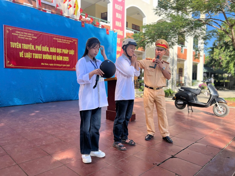 Cảnh s&aacute;t giao th&ocirc;ng Sơn La giữ an to&agrave;n cho học tr&ograve; từ ng&agrave;y đầu năm học mới- Ảnh 4.