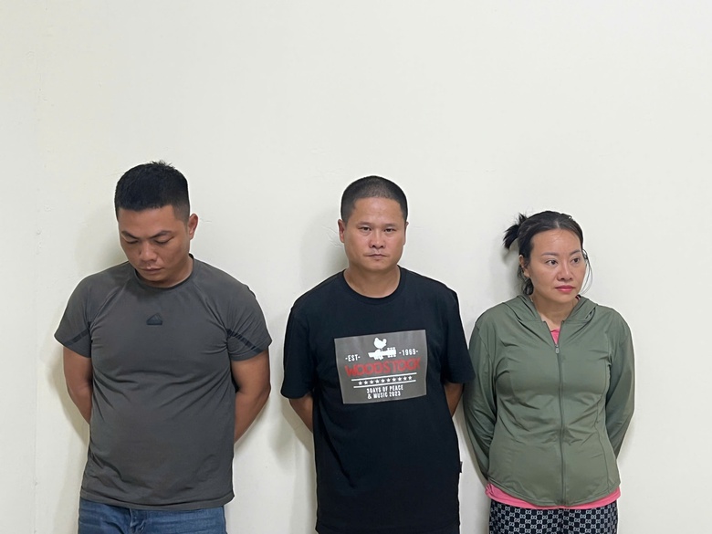 Bắt vợ chồng gi&aacute;m đốc v&agrave; t&agrave;i xế xả trộm chất thải bể phốt xuống s&ocirc;ng T&ocirc; Lịch- Ảnh 1.