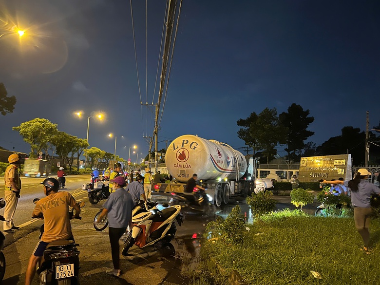 Xe bồn t&ocirc;ng xe m&aacute;y v&agrave; xe b&aacute;n tải, nghi t&agrave;i xế đột tử trong l&uacute;c l&aacute;i xe- Ảnh 1.