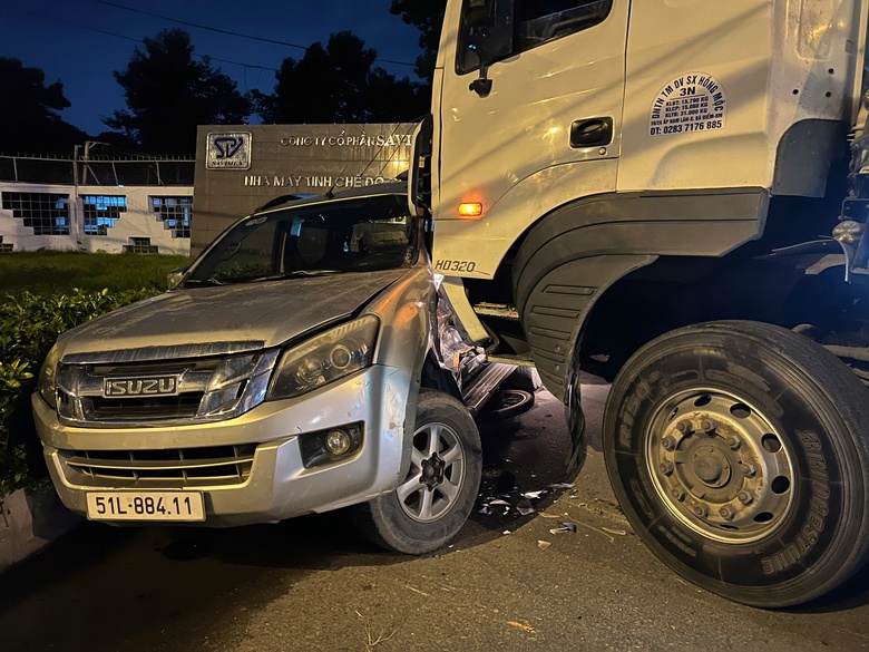 Xe bồn t&ocirc;ng xe m&aacute;y v&agrave; xe b&aacute;n tải, nghi t&agrave;i xế đột tử trong l&uacute;c l&aacute;i xe- Ảnh 2.