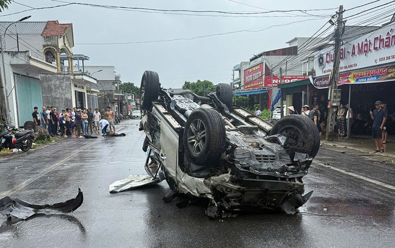 Sau tai nạn, xe &ocirc; t&ocirc; lật ngửa, nhiều bộ phận tr&ecirc;n xe văng ra đường.