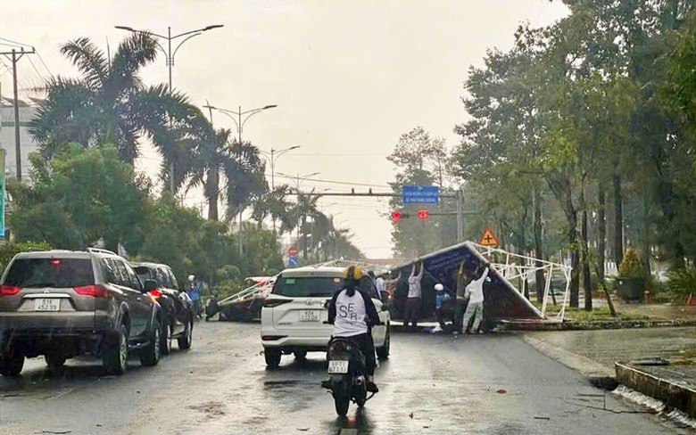 Tấm pano bị gi&oacute; cuốn sập đ&egrave; l&ecirc;n người đi đường.