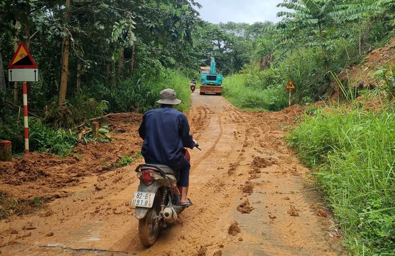 Quảng Ng&atilde;i: H&oacute;t dọn h&agrave;ng ngh&igrave;n m&eacute;t khối b&ugrave;n đất, th&ocirc;ng xe đường về x&atilde; bi&ecirc;n giới- Ảnh 1.