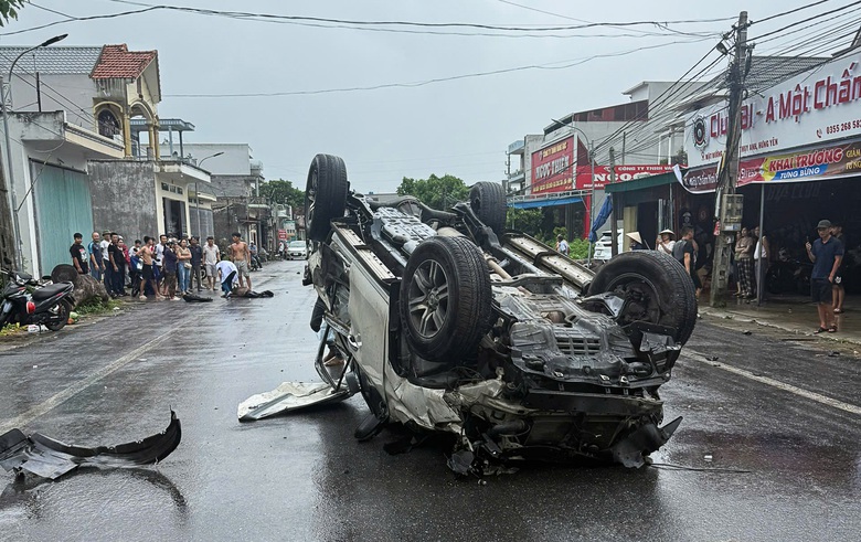 Hưng Y&ecirc;n: Xe &ocirc; t&ocirc; lật ngửa, biến dạng sau va chạm với xe m&aacute;y- Ảnh 1.