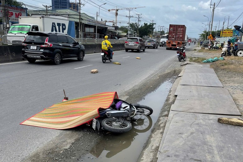 T&acirc;y Ninh: Xe m&aacute;y bất ngờ ng&atilde; ra đường, người phụ nữ bị xe container c&aacute;n tử vong tại chỗ- Ảnh 1.