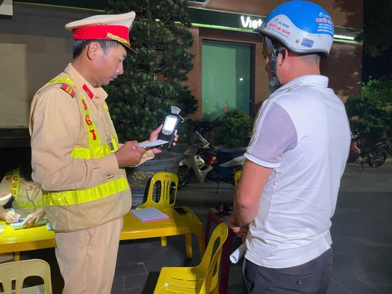 CSGT H&agrave; Tĩnh l&yacute; giải nguy&ecirc;n nh&acirc;n "ma men" bị xử l&yacute; tăng 246 trường hợp so với th&aacute;ng trước- Ảnh 1.