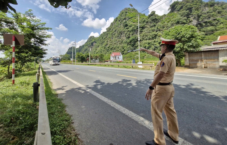 Liên tục vi phạm ATGT, hàng loạt tài xế ở Lạng Sơn bị trừ hết điểm GPLX- Ảnh 2. Liên tục vi phạm ATGT, hàng loạt tài xế ở Lạng Sơn bị trừ hết điểm GPLX- Ảnh 2.