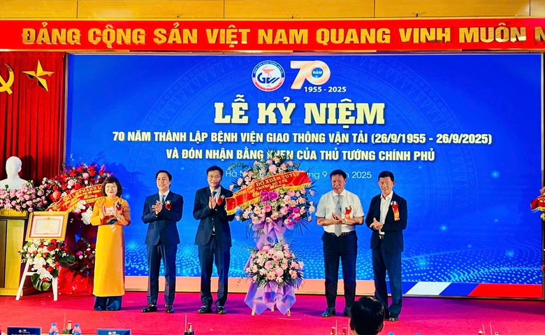Bệnh viện Giao thông vận tải đón nhận Bằng khen của Thủ tướng Chính phủ- Ảnh 2. Bệnh viện Giao thông vận tải đón nhận Bằng khen của Thủ tướng Chính phủ- Ảnh 2.