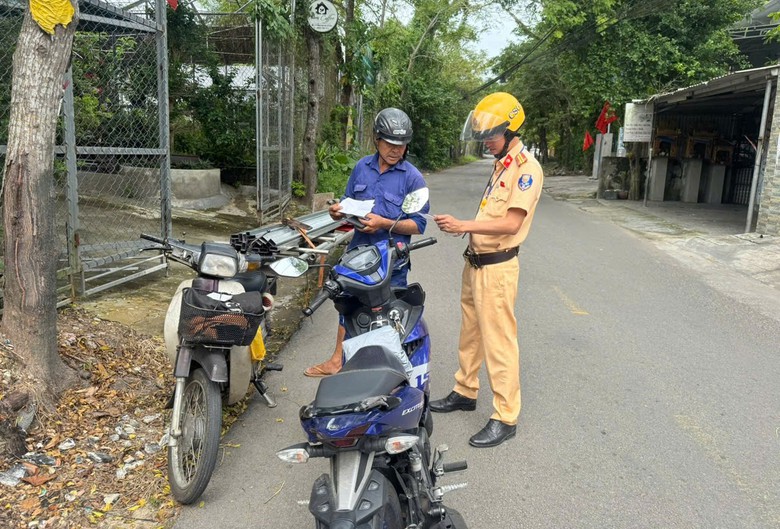 TP Huế mở cao điểm, xử l&yacute; nhiều phương tiện gắn m&aacute;y k&eacute;o theo xe g&aacute;c- Ảnh 1.