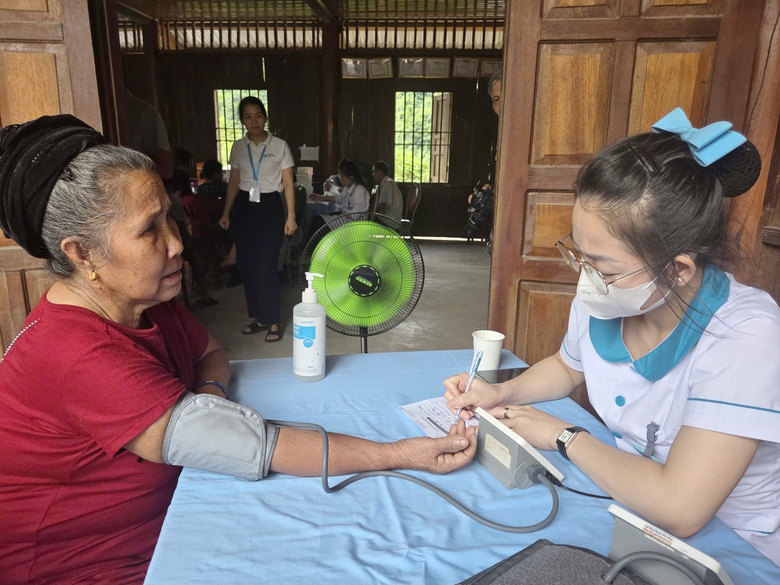 Những người l&agrave;m b&aacute;o xứ Nghệ mang Trung thu sớm cho trẻ em miền bi&ecirc;n viễn- Ảnh 4.