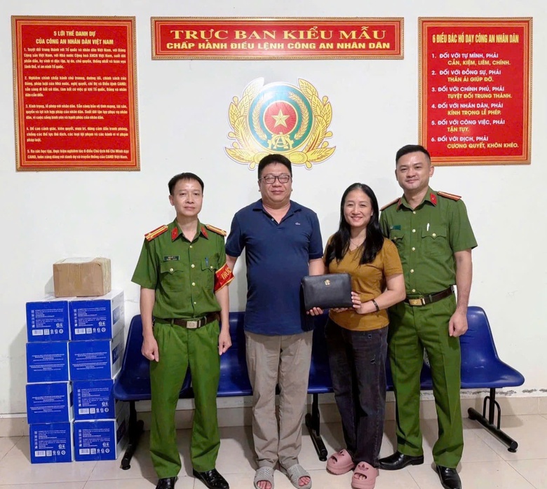 Li&ecirc;n tiếp hai c&aacute;n bộ C&ocirc;ng an Nghệ An trao trả hơn 460 triệu đồng cho người đ&aacute;nh rơi- Ảnh 4.