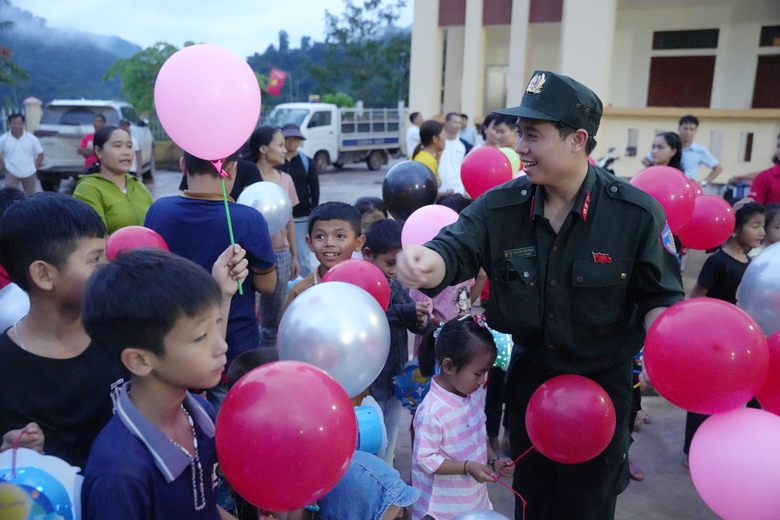 Những người l&agrave;m b&aacute;o xứ Nghệ mang Trung thu sớm cho trẻ em miền bi&ecirc;n viễn- Ảnh 2.