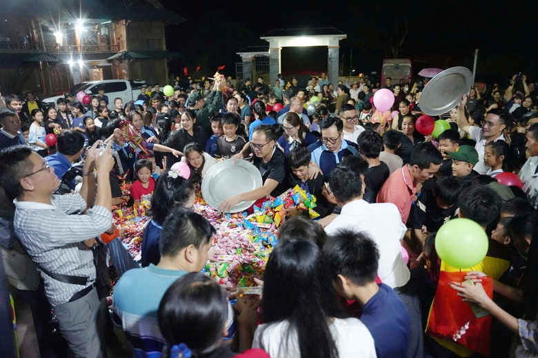 Những người l&agrave;m b&aacute;o xứ Nghệ mang Trung thu sớm cho trẻ em miền bi&ecirc;n viễn- Ảnh 1.