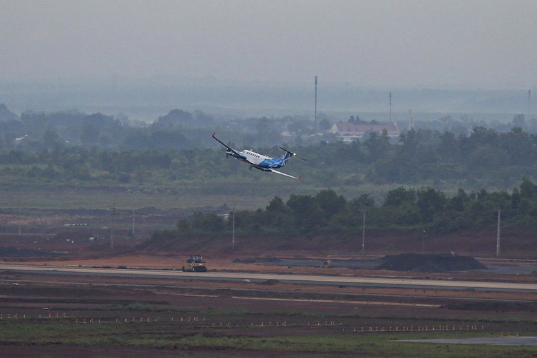 Chuyến bay hiệu chuẩn đầu ti&ecirc;n tiếp cận đường băng s&acirc;n bay Long Th&agrave;nh- Ảnh 8.