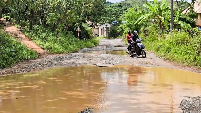 Cận cảnh tuyến đường li&ecirc;n x&atilde; ở Quảng Trị xuống cấp hư hỏng, h&agrave;ng loạt &ldquo;ổ voi&rdquo;- Ảnh 1.