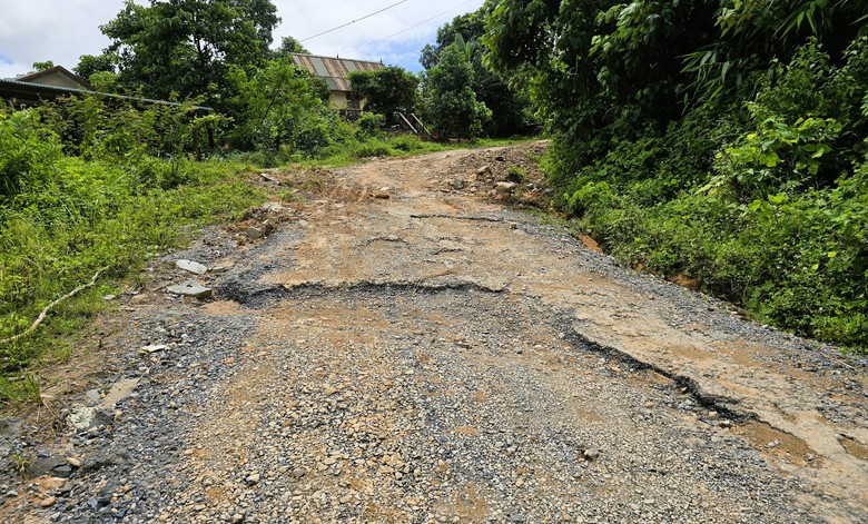 Cận cảnh tuyến đường li&ecirc;n x&atilde; ở Quảng Trị xuống cấp hư hỏng, h&agrave;ng loạt &ldquo;ổ voi&rdquo;- Ảnh 11.
