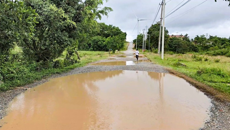 Cận cảnh tuyến đường li&ecirc;n x&atilde; ở Quảng Trị xuống cấp hư hỏng, h&agrave;ng loạt &ldquo;ổ voi&rdquo;- Ảnh 12.