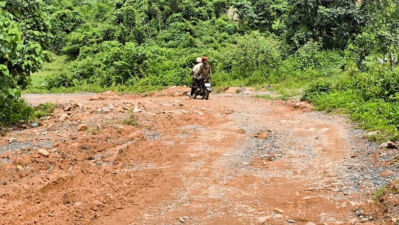 Cận cảnh tuyến đường li&ecirc;n x&atilde; ở Quảng Trị xuống cấp hư hỏng, h&agrave;ng loạt &ldquo;ổ voi&rdquo;- Ảnh 13.
