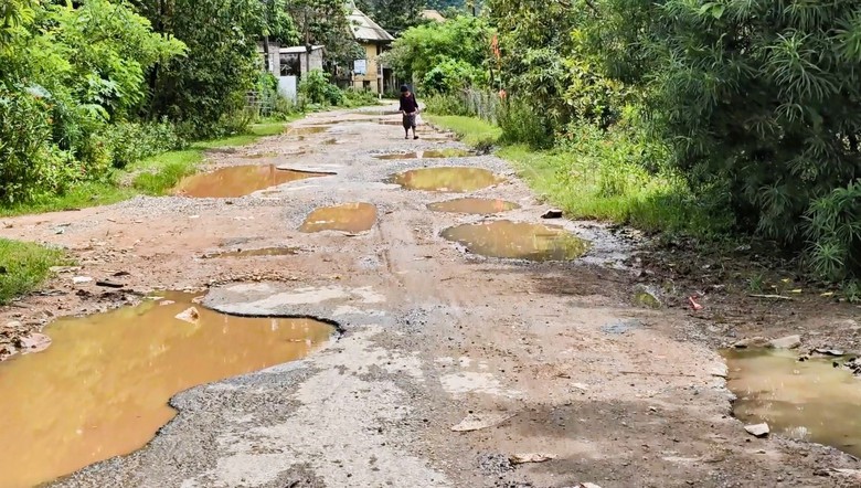 Cận cảnh tuyến đường li&ecirc;n x&atilde; ở Quảng Trị xuống cấp hư hỏng, h&agrave;ng loạt &ldquo;ổ voi&rdquo;- Ảnh 14.