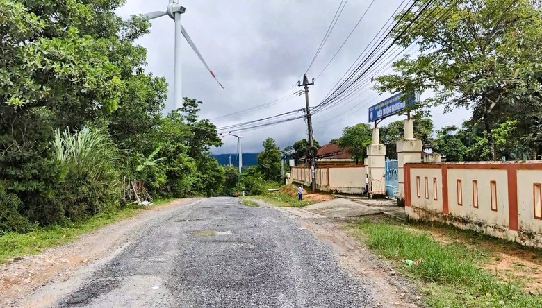 Cận cảnh tuyến đường li&ecirc;n x&atilde; ở Quảng Trị xuống cấp hư hỏng, h&agrave;ng loạt &ldquo;ổ voi&rdquo;- Ảnh 15.