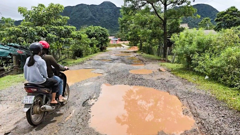 Cận cảnh tuyến đường li&ecirc;n x&atilde; ở Quảng Trị xuống cấp hư hỏng, h&agrave;ng loạt &ldquo;ổ voi&rdquo;- Ảnh 3.