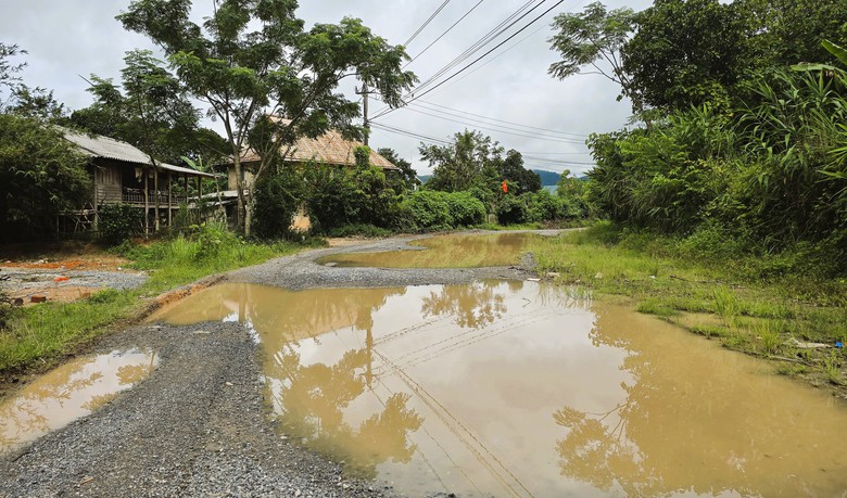 Cận cảnh tuyến đường li&ecirc;n x&atilde; ở Quảng Trị xuống cấp hư hỏng, h&agrave;ng loạt &ldquo;ổ voi&rdquo;- Ảnh 5.
