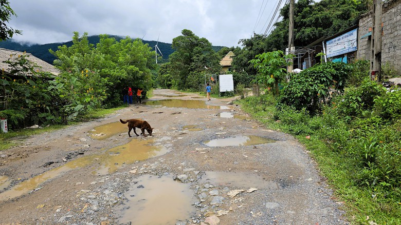 Cận cảnh tuyến đường li&ecirc;n x&atilde; ở Quảng Trị xuống cấp hư hỏng, h&agrave;ng loạt &ldquo;ổ voi&rdquo;- Ảnh 7.