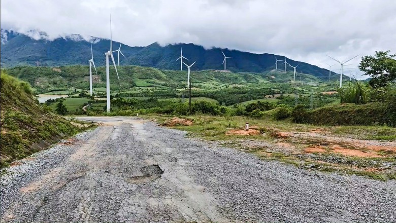 Cận cảnh tuyến đường li&ecirc;n x&atilde; ở Quảng Trị xuống cấp hư hỏng, h&agrave;ng loạt &ldquo;ổ voi&rdquo;- Ảnh 8.