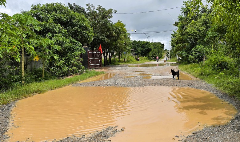 Cận cảnh tuyến đường li&ecirc;n x&atilde; ở Quảng Trị xuống cấp hư hỏng, h&agrave;ng loạt &ldquo;ổ voi&rdquo;- Ảnh 9.