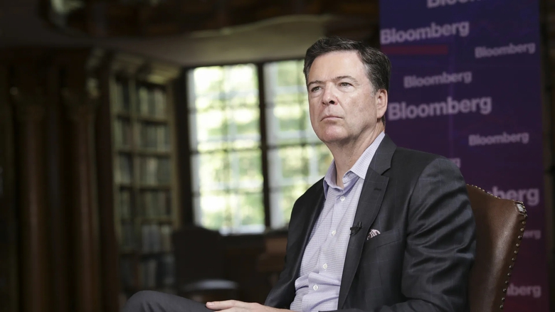 Cựu Gi&aacute;m đốc FBI James Comey bị truy tố- Ảnh 1.