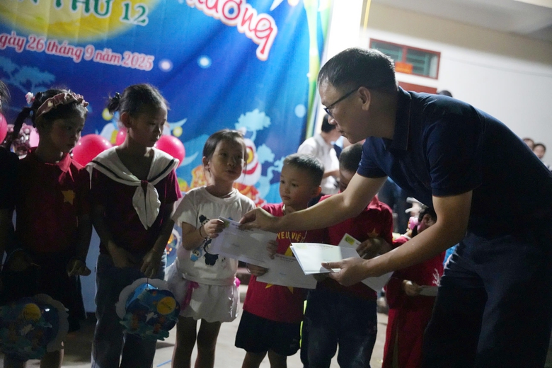 Những người l&agrave;m b&aacute;o xứ Nghệ mang Trung thu sớm cho trẻ em miền bi&ecirc;n viễn- Ảnh 3.