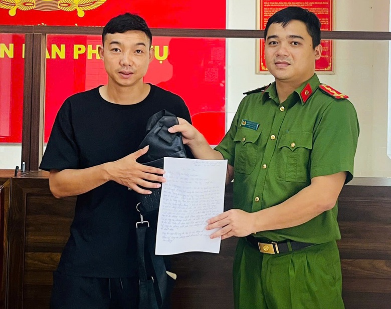 Li&ecirc;n tiếp hai c&aacute;n bộ C&ocirc;ng an Nghệ An trao trả hơn 460 triệu đồng cho người đ&aacute;nh rơi- Ảnh 1.