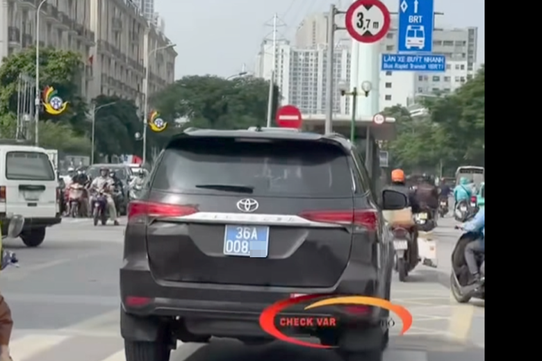 Clip xe biển xanh đi v&agrave;o l&agrave;n BRT ở H&agrave; Nội: T&agrave;i xế bị phạt tiền, trừ điểm bằng l&aacute;i- Ảnh 1.