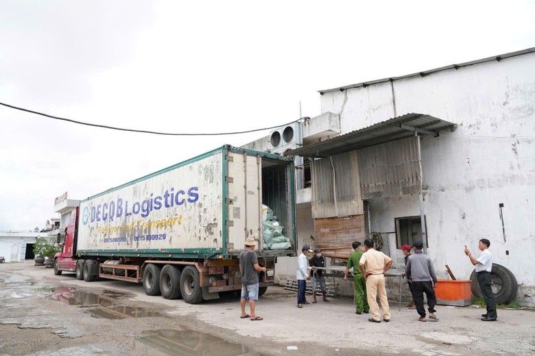Huế: Ph&aacute;t hiện xe đầu k&eacute;o chở 30 tấn thịt, ch&acirc;n g&agrave; kh&ocirc;ng r&otilde; nguồn gốc- Ảnh 1.