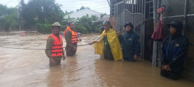 Huế: Người phụ nữ bị nước cuốn mất t&iacute;ch khi đi bộ ra bến xe c&ugrave;ng chồng- Ảnh 1.