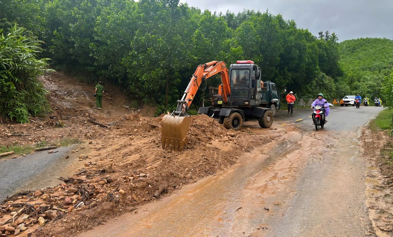 Đất đ&aacute; tr&agrave;n mặt đường QL14G do mưa lớn- Ảnh 2.