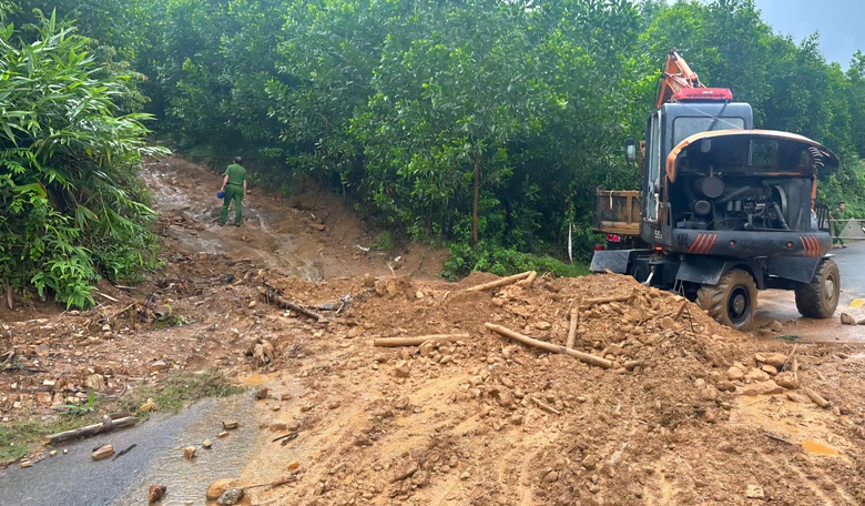 Đất đ&aacute; tr&agrave;n mặt đường QL14G do mưa lớn- Ảnh 1.