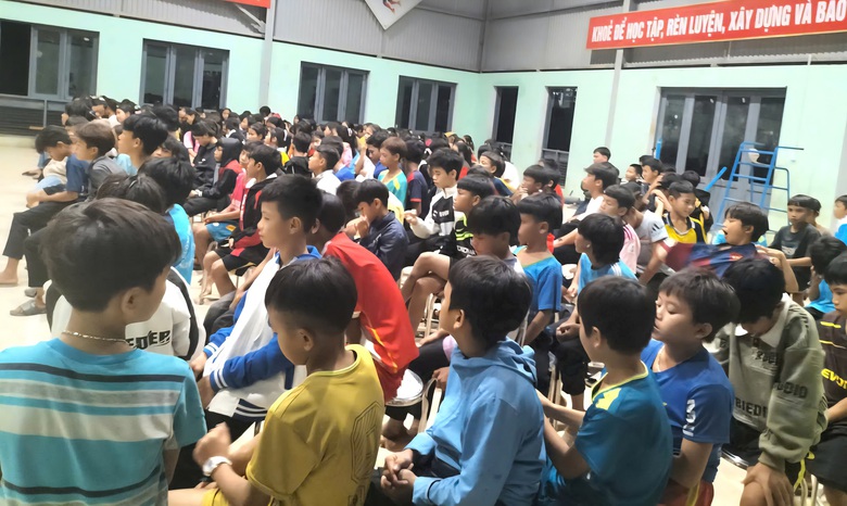 Đ&agrave; Nẵng: Trường miền n&uacute;i giữ học sinh ở lại, trữ lương thực ứng ph&oacute; b&atilde;o số 10- Ảnh 1.