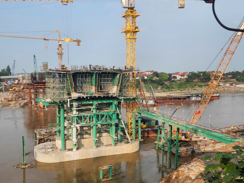 Cầu Phong Ch&acirc;u mới vượt tiến độ, Bộ trưởng Bộ X&acirc;y dựng tặng bằng khen 3 tập thể, 7 c&aacute; nh&acirc;n- Ảnh 3.