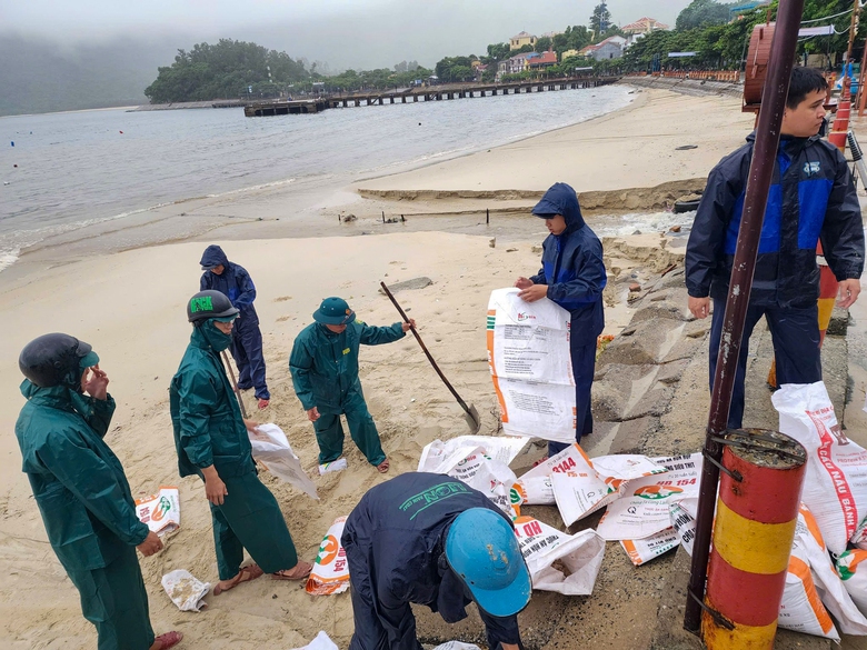 B&atilde;o số 10 uy hiếp c&aacute;c tỉnh miền Trung: Mưa lớn, nhiều nơi sạt lở nghi&ecirc;m trọng- Ảnh 11.
