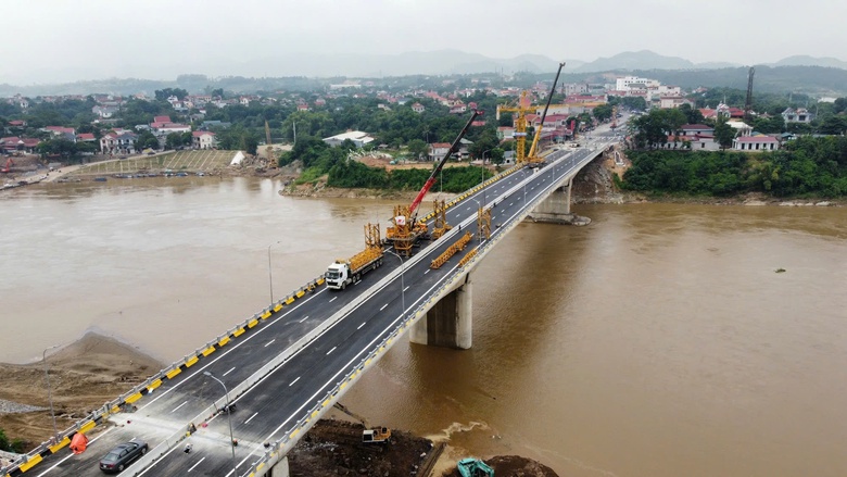 Cầu Phong Ch&acirc;u mới vượt tiến độ, Bộ trưởng Bộ X&acirc;y dựng tặng bằng khen 3 tập thể, 7 c&aacute; nh&acirc;n- Ảnh 1.