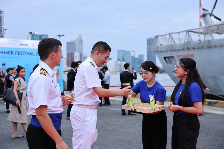 “Đắt khách” không kém là những ly mocktail của nhà Vinamilk. Các sản phẩm nước ép từ những loại trái cây nhiệt đới được biến tấu theo những công thức độc đáo để giữ trọn hương vị tươi mát, trở thành dư vị khó quên trong lòng thực khách quốc tế (Ảnh: Nguyễn Hoàng)./. “Đắt khách” không kém là những ly mocktail của nhà Vinamilk. Các sản phẩm nước ép từ những loại trái cây nhiệt đới được biến tấu theo những công thức độc đáo để giữ trọn hương vị tươi mát, trở thành dư vị khó quên trong lòng thực khách quốc tế (Ảnh: Nguyễn Hoàng)./.