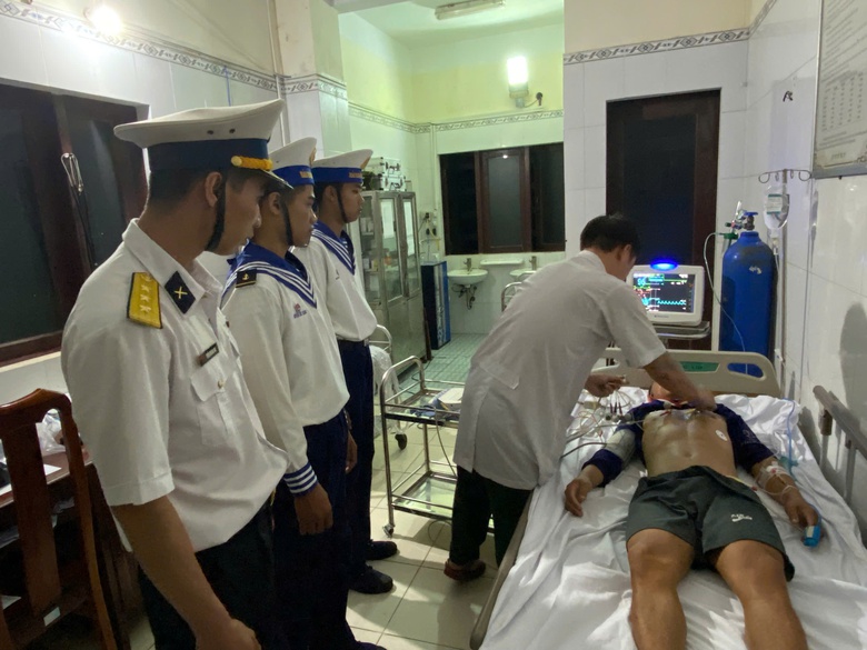 Hải qu&acirc;n Trường Sa cấp cứu ngư d&acirc;n bị dập tủy cổ- Ảnh 2.