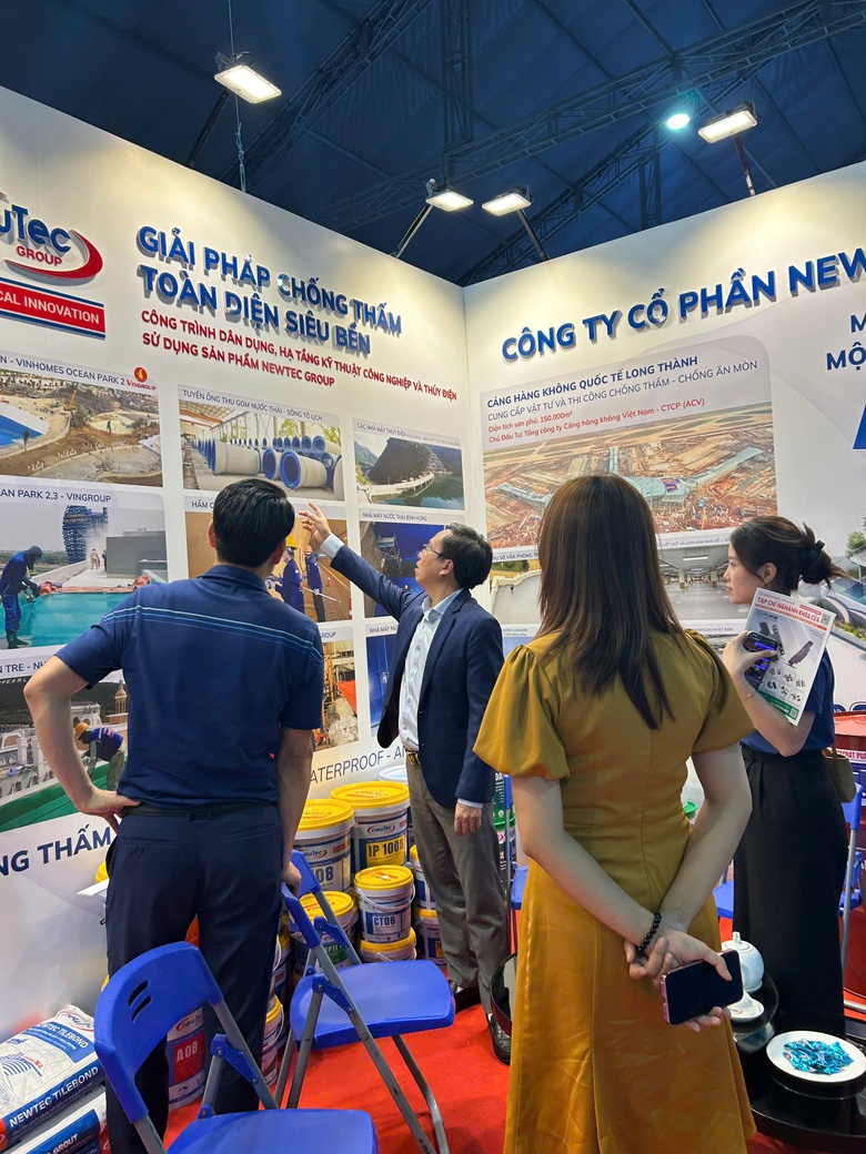NSƯT Ch&iacute; Trung trải nghiệm c&ocirc;ng nghệ chống thấm số một trong kỷ nguy&ecirc;n vật liệu xanh- Ảnh 2.